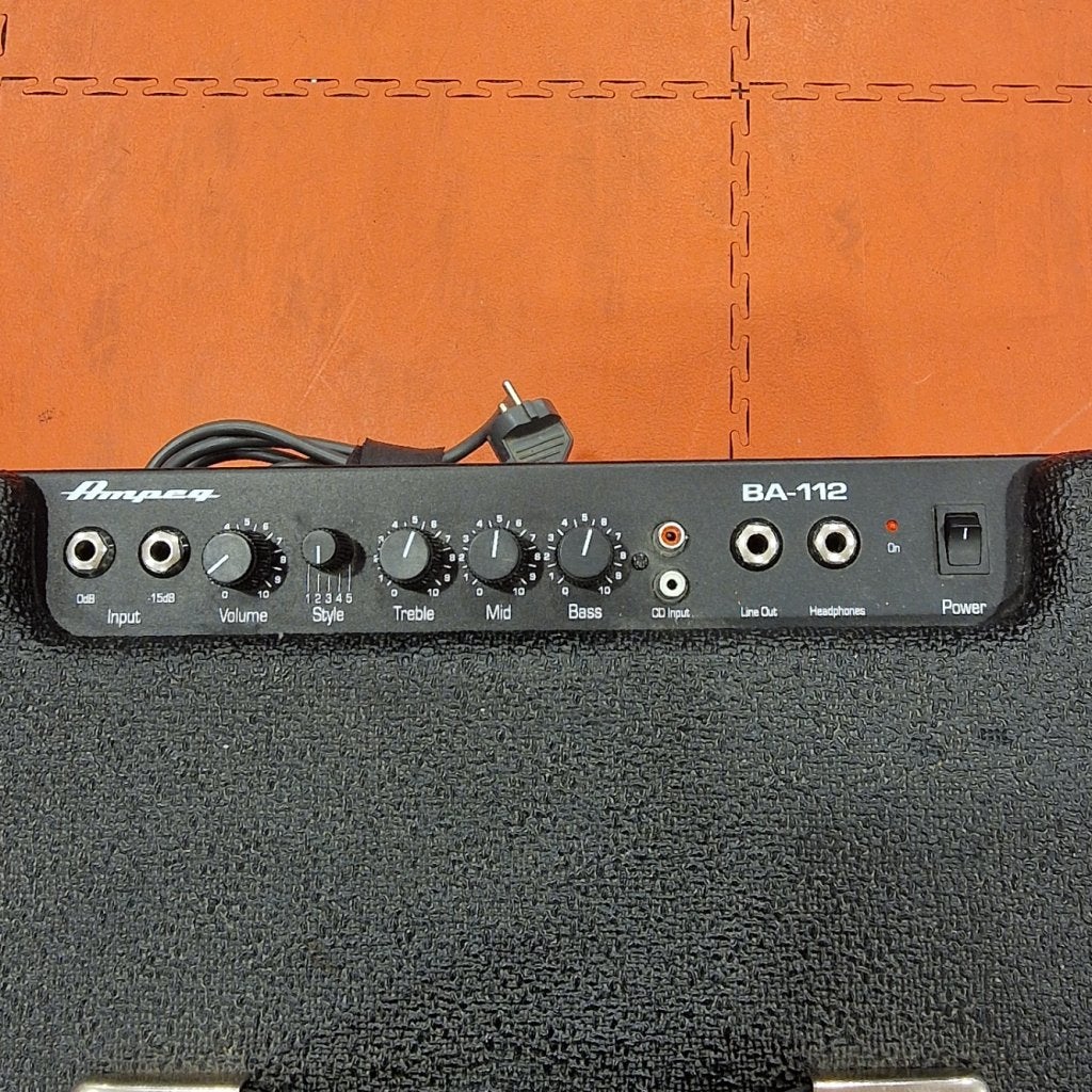 ampeg ba112u basversterker in nette staat, 2K Games, Gebruikt, https://support.2k.com/hc/nl, 10 Hamilton Landing, Novato, CA 94949, Verenigde Staten