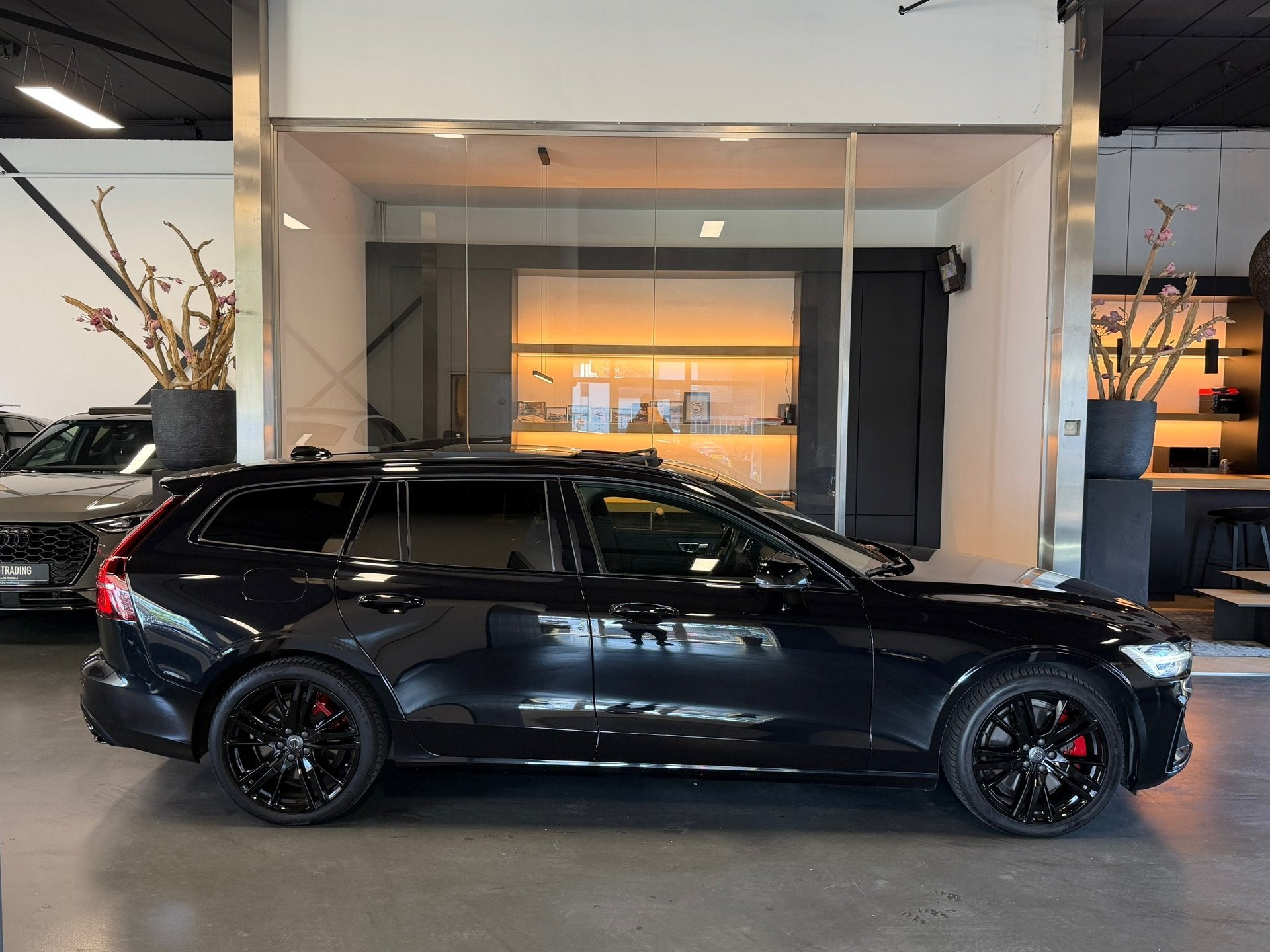 Volvo V60 2.0 T8 Twin Engine AWD R-Design 391 PK BLACK editi, Auto's, Volvo, Gebruikt, Euro 6, Zwart, Vierwielaandrijving