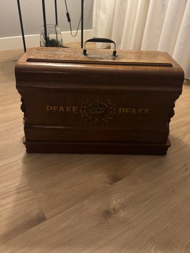 Ouderwetse Pfaff naaimachine met houten koffer, Ophalen