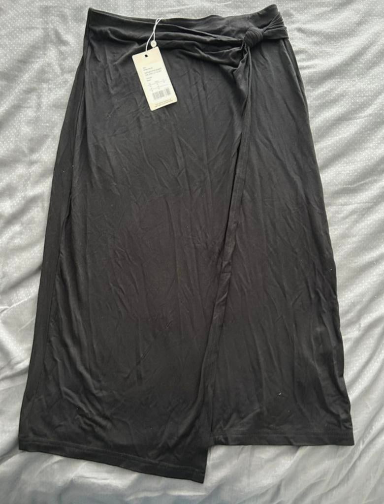 Nieuwe zwarte rok Anna Field maat M met split en knoopdetail, Maat 38/40 (M), Zwart, Nieuw, Ophalen of Verzenden
