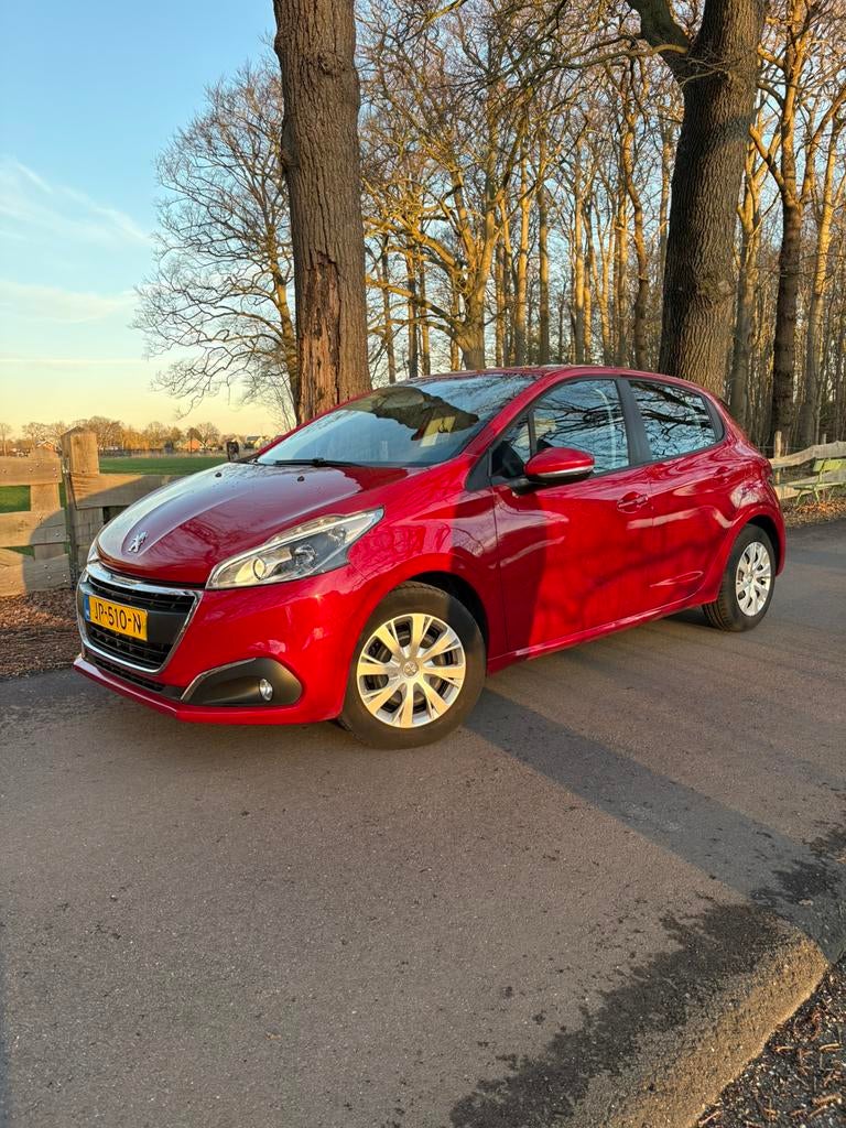 Peugeot 208 met beurt en apk tot mei 2027, Auto's, Peugeot, Voorwielaandrijving, 31 €/maand, 1199 cc, 23 km/l