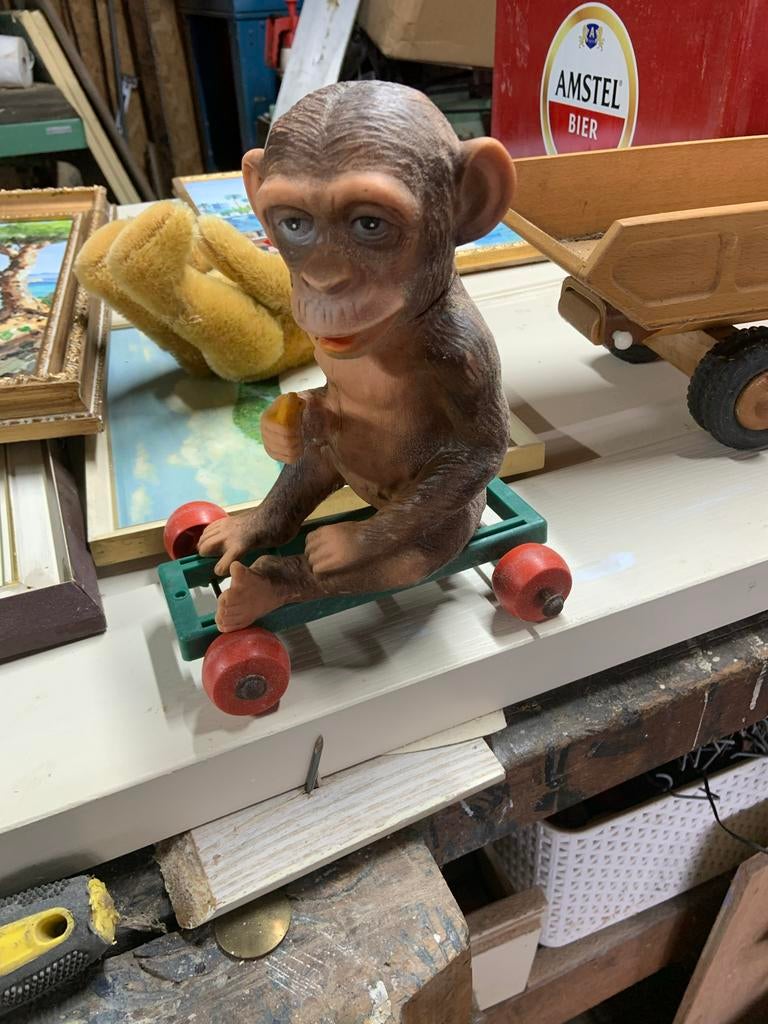 Oud Antiek Speelgoed Aap op Skateboard, Antiek en Kunst, Antiek | Speelgoed, Ophalen of Verzenden