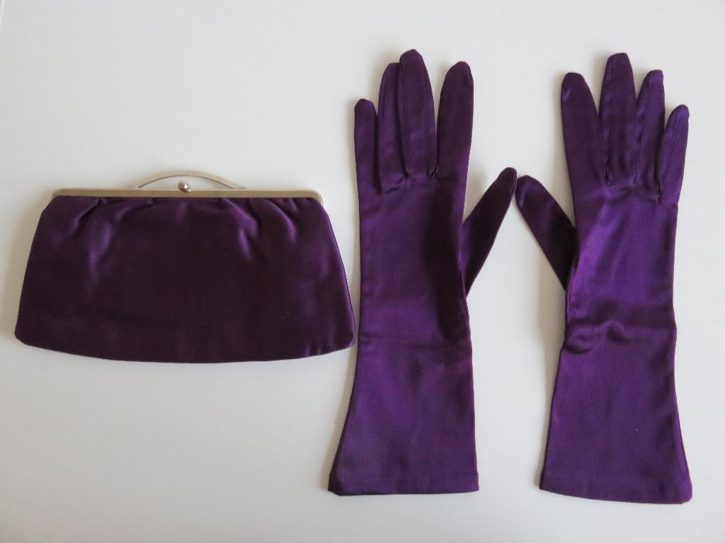Paarse satijnen lange avondhandschoenen en avondtasje clutch, Kleding | Dames, Gelegenheidskleding, Paars, Ophalen of Verzenden