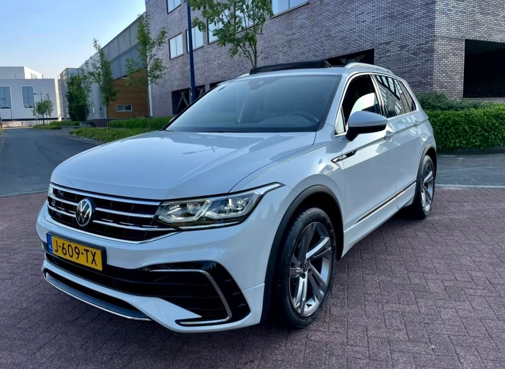 Uniek!!!Volkswagen Tiguan 1.5 TSI / 3X R-Line/// pano/ virtu, Auto's, 1441 kg, Zwart, 4 cilinders, Wit