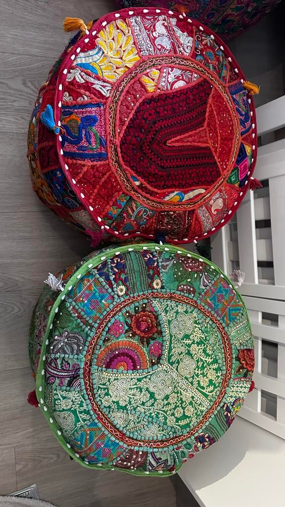 2 Ibiza Stijl Poufs - Uniek Borduurwerk & Glitters, Huis en Inrichting, Ophalen, Rond, Zo goed als nieuw, Stof