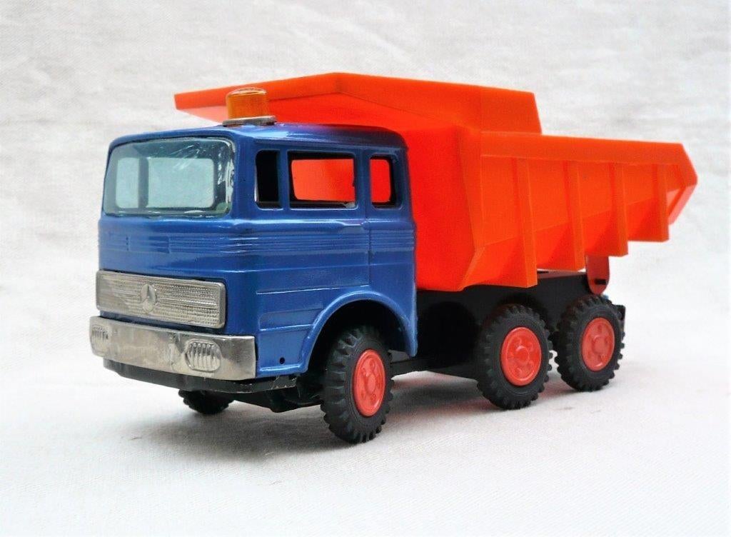 Yone 2016 Mercedes LP 2223 6x6 kiepwagen, blik, schaal 1/28., Ophalen of Verzenden