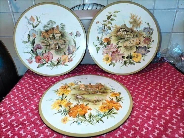 Leuke set: 3 pannenonderzetters English Cottages.P.stk €5,50, Antiek en Kunst, Antiek | Keramiek en Aardewerk, Ophalen of Verzenden