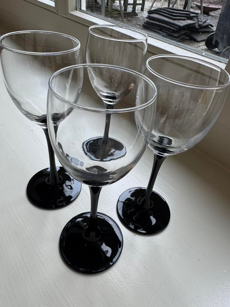 Luminarc wijnglazen | zwart glas | set van 4 | vintage, Ophalen of Verzenden, Zo goed als nieuw, Overige typen