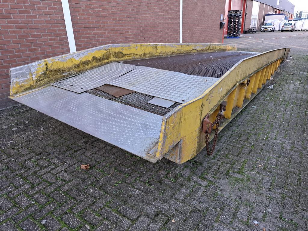 Storax Laadbrug Oprijbrug - 7 Ton Capaciteit, Zakelijke goederen, Ophalen