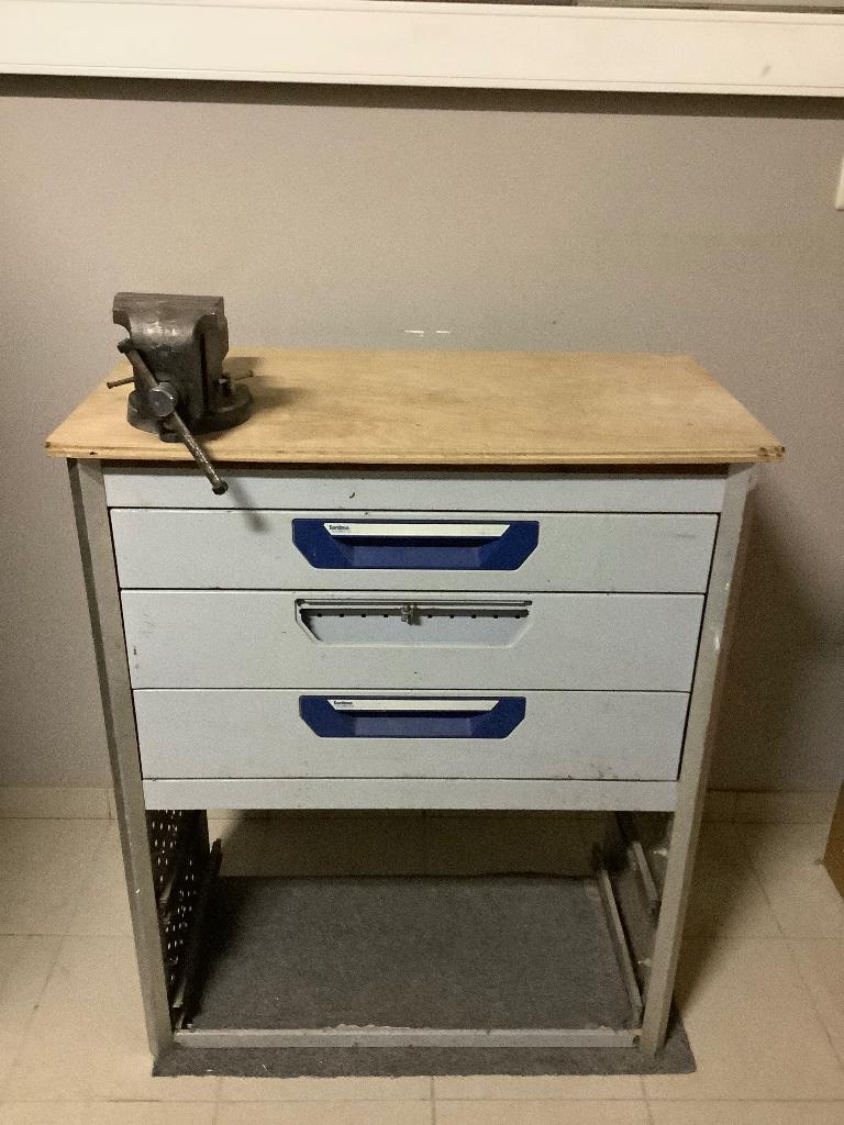 SORTIMO werkbank met bankschroef, Ophalen, Gebruikt, 70 tot 120 cm, Bankschroef