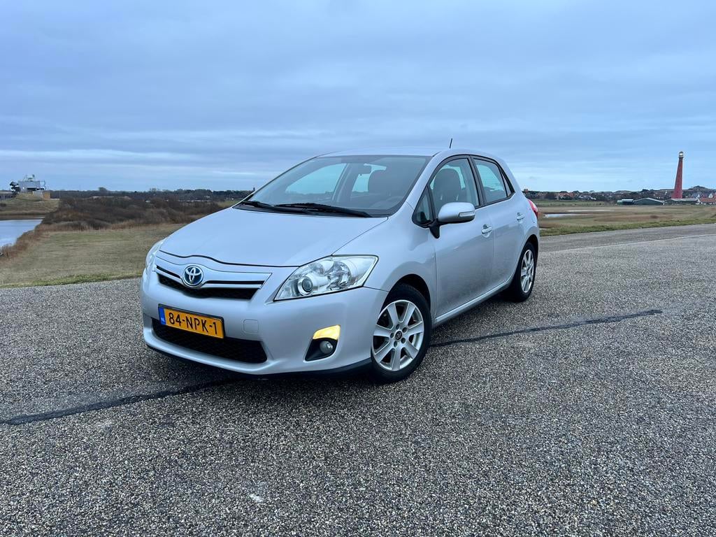 Toyota Auris 1.8 Full Hybrid 5DR CVT 2010 Grijs, 4 cilinders, Origineel Nederlands, 75 €/maand, 26 km/l