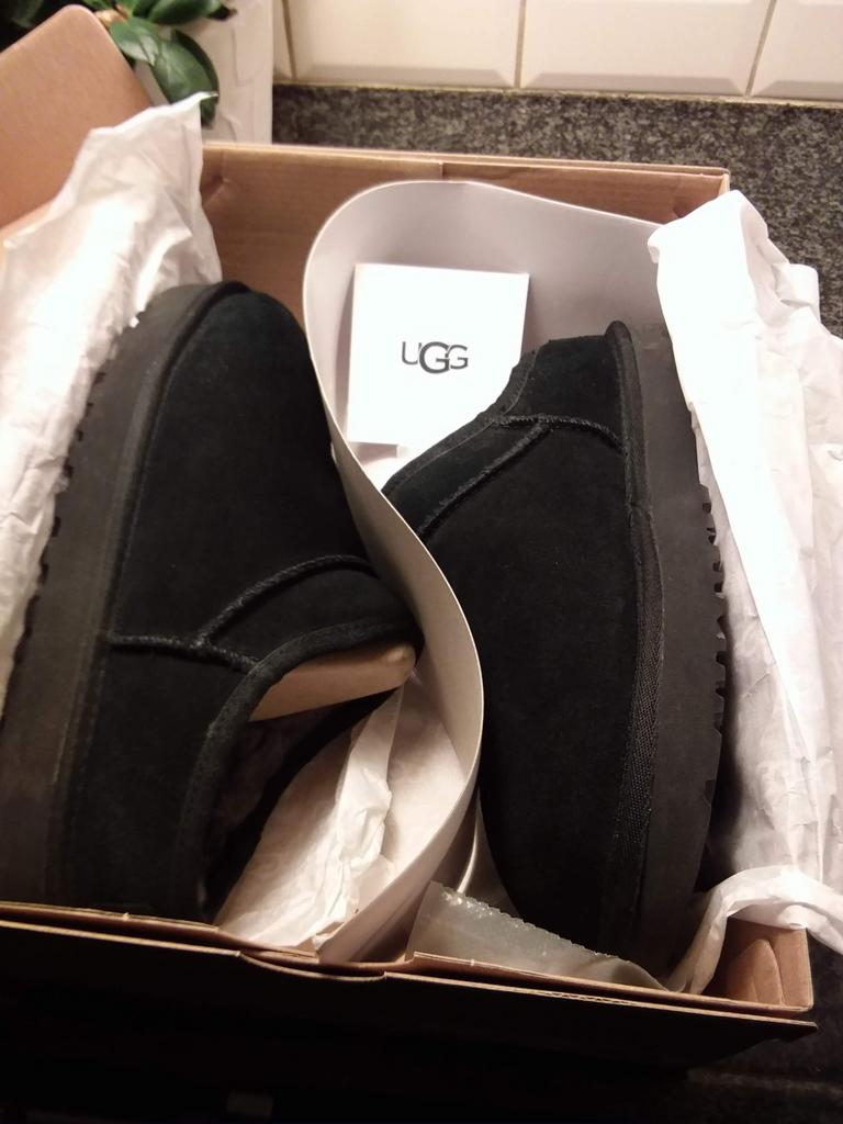 Ugg Classic Slipper. Maat 39/38, Ophalen of Verzenden, Nieuw, Zwart, Pantoffels of Sloffen