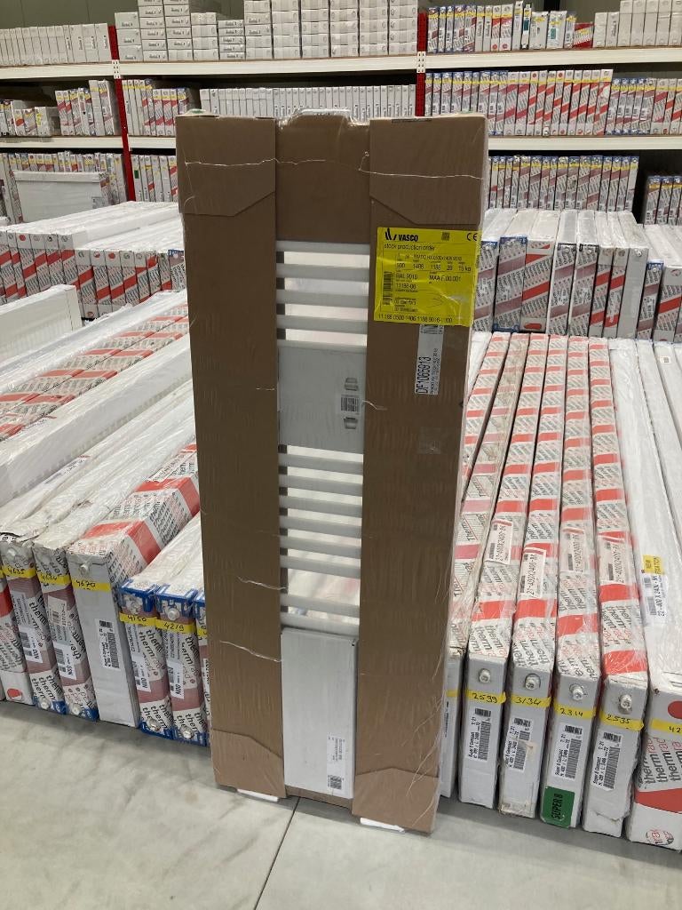 Nieuwe Vasco Prado HX designradiator 1406 x 500 RAL 9016, 500 tot 800 watt, Radiator, Nieuw, Minder dan 60 cm