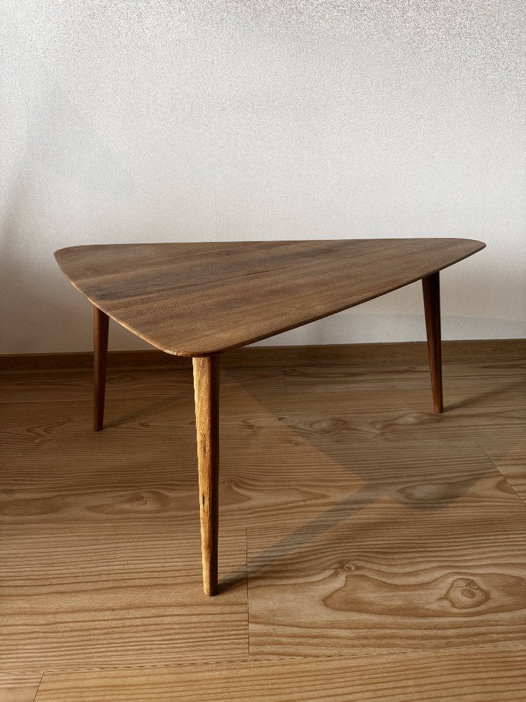 Sav & Okse Driehoekige Walnoot Salontafel Tomrer, Huis en Inrichting, 50 – 75, 50 tot 100 cm, 50 tot 100 cm, Zo goed als nieuw
