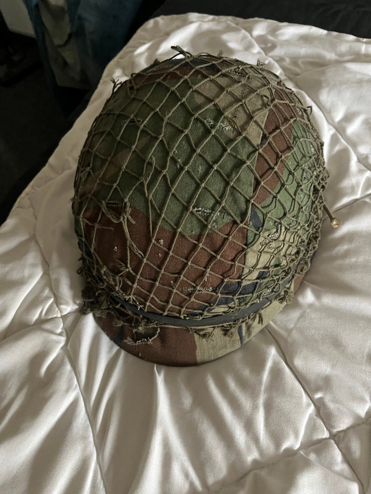 Militair Camouflage Helm met Net - Vintage Legerhelm, Ophalen of Verzenden, Landmacht, Overige gebieden, Helm of Baret