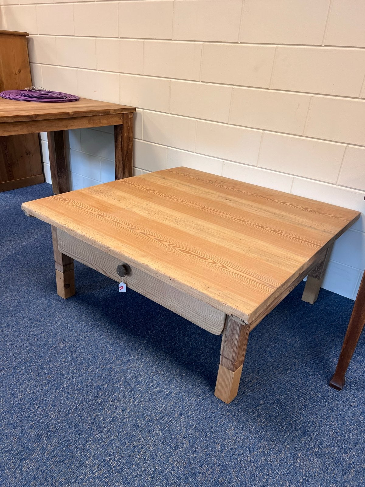 Robuuste salontafel van oud grenenhout met lade, Ophalen, 100 tot 150 cm, Nieuw, Minder dan 100 cm