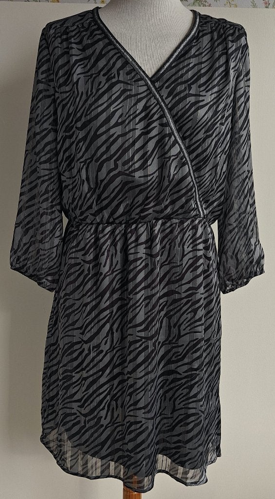 Lola Liza grijze jurk met print mt. 40, Maat 38/40 (M), Ophalen of Verzenden, Zo goed als nieuw, Knielengte