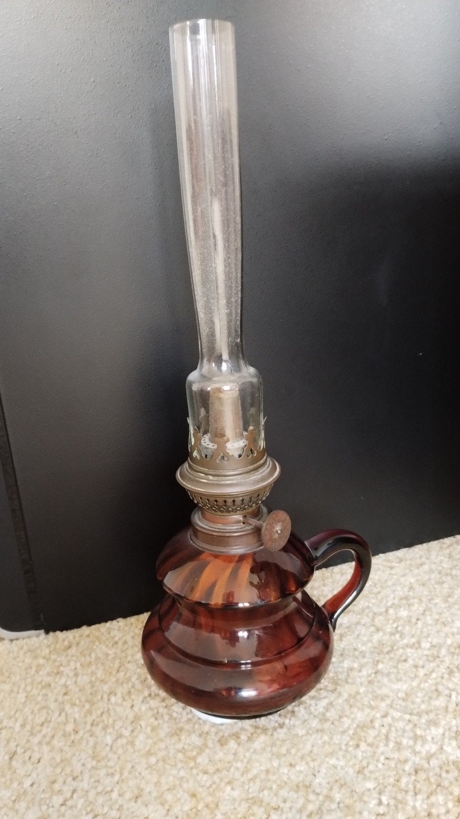 Antieke olielamp met bruin glazen voet, Ophalen