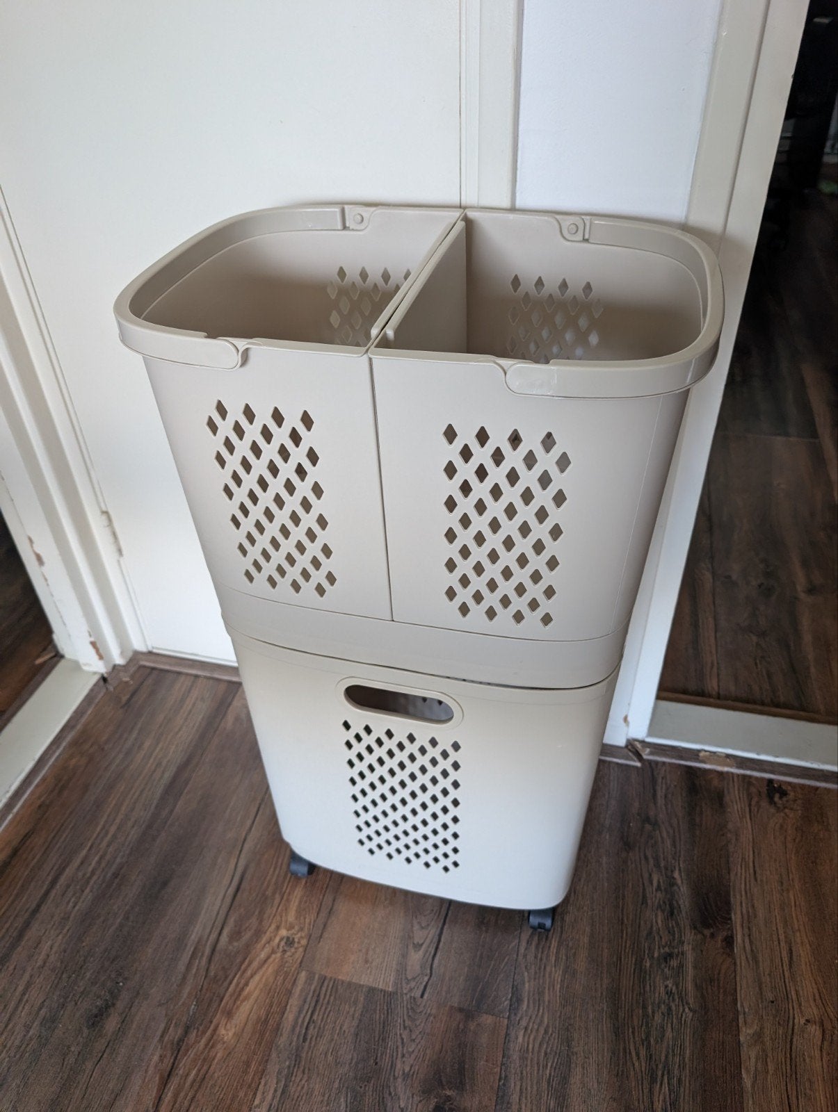 Wasmand met 2 vakken en uittrekbare lade op wieltjes, Ophalen, Gebruikt, Beige, Kunststof