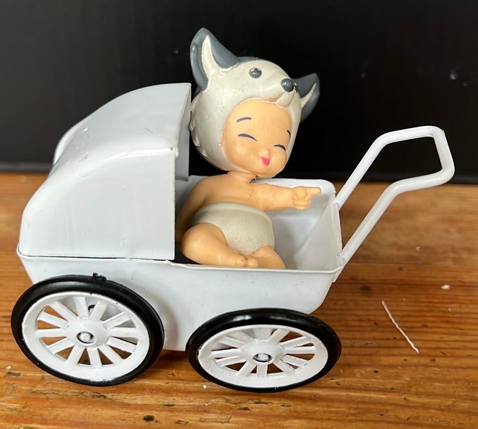 Kinderwagen ijzer met baby met muts, Verzamelen, Poppenhuizen en Toebehoren, Ophalen of Verzenden, Poppenhuis