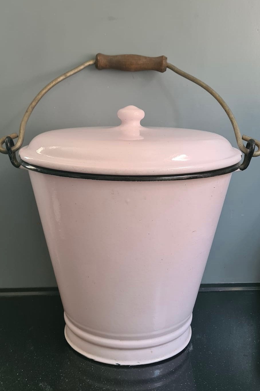 Bijzondere roze emaille emmer met deksel, Antiek en Kunst, Antiek | Emaille, Ophalen of Verzenden