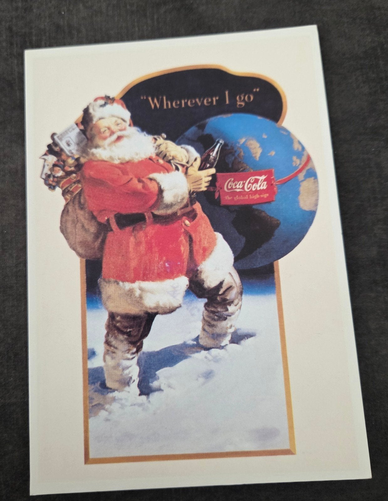 Coca-Cola Kerstkaart - Kerstman met wereldbol, Verzamelen, Verzenden, 1980 tot heden, Ongelopen, Feest(dag)