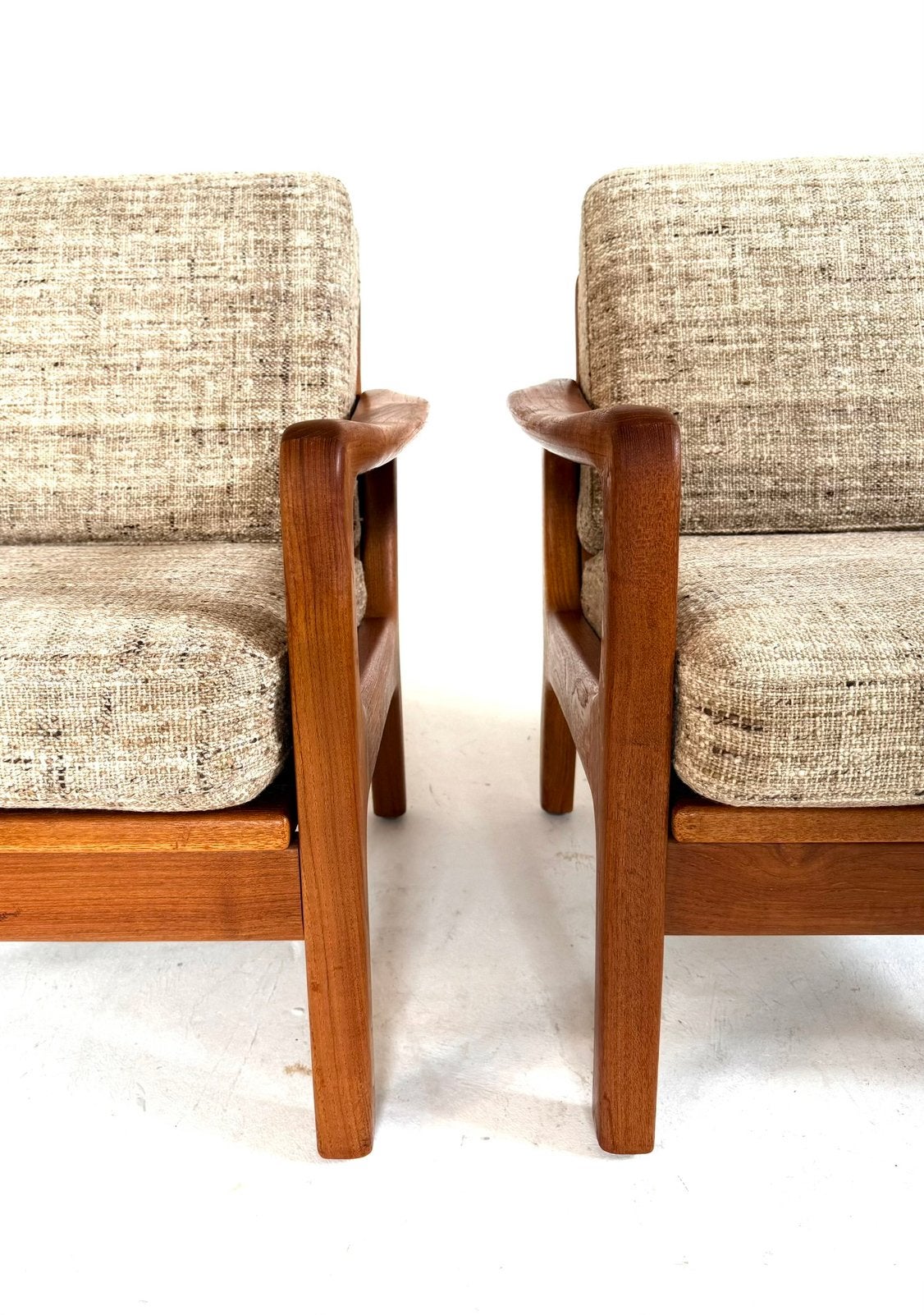 Set van 2 vintage teakhouten fauteuils, Juul Kristensen ‘70, Huis en Inrichting, Vintage retro buisframe design rotan webbing papercord deens