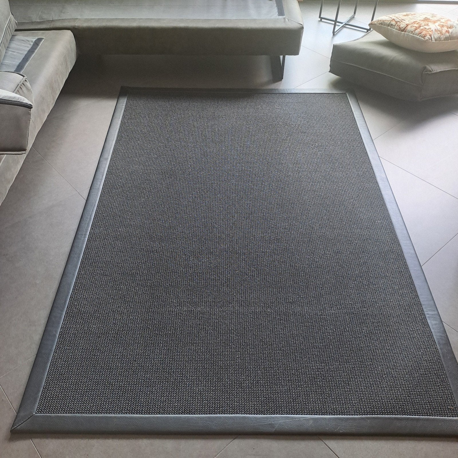 Vloerkleed met zwart lederlook bies 130x190 cm, Huis en Inrichting, Stoffering | Tapijten en Kleden, Ophalen, 100 tot 150 cm, Grijs