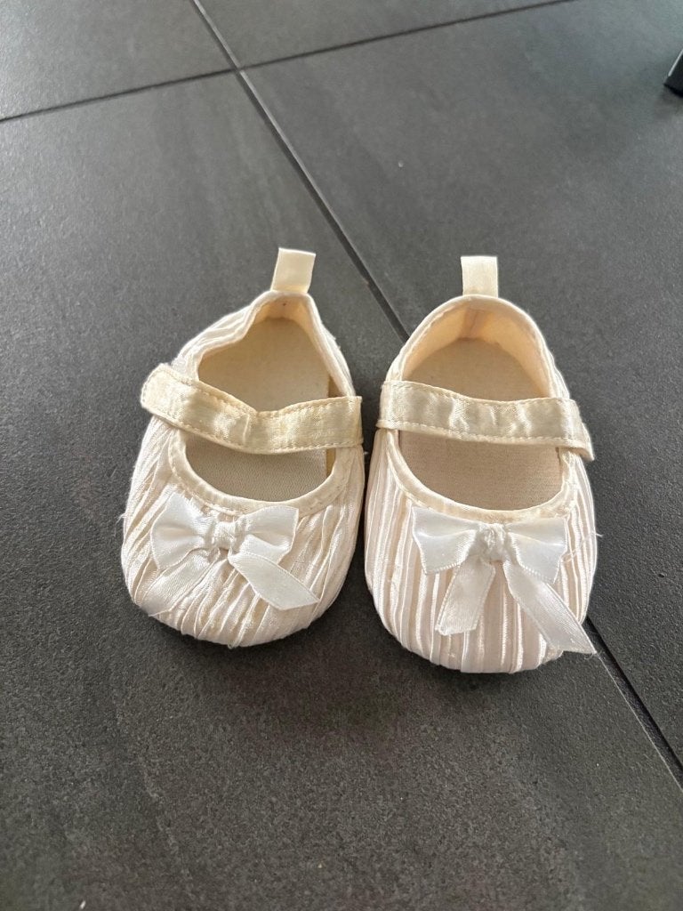 Hema babyslofjes 4 maanden, Kinderen en Baby's, Babykleding | Schoentjes en Sokjes, Slofjes, Meisje, Ophalen of Verzenden, Zo goed als nieuw