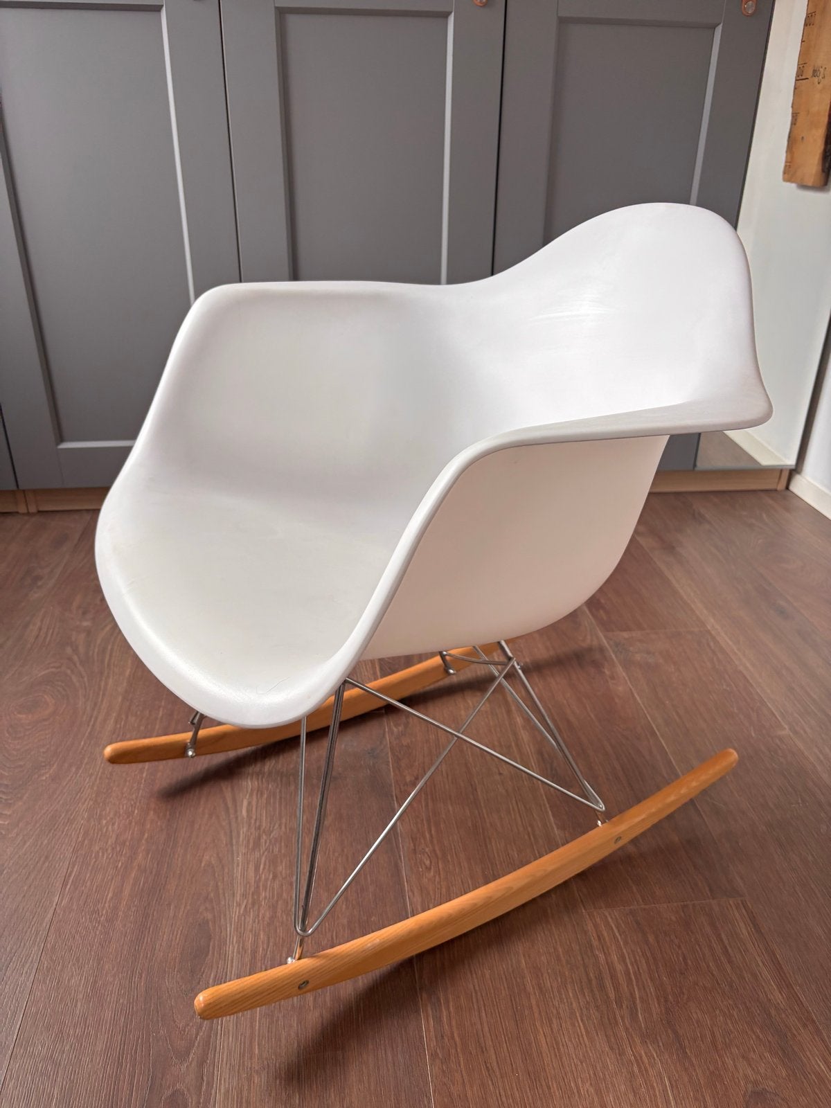 Witte Schommelstoel met Houten Poten - Modern Design, Ophalen, Gebruikt, Wit, Eén