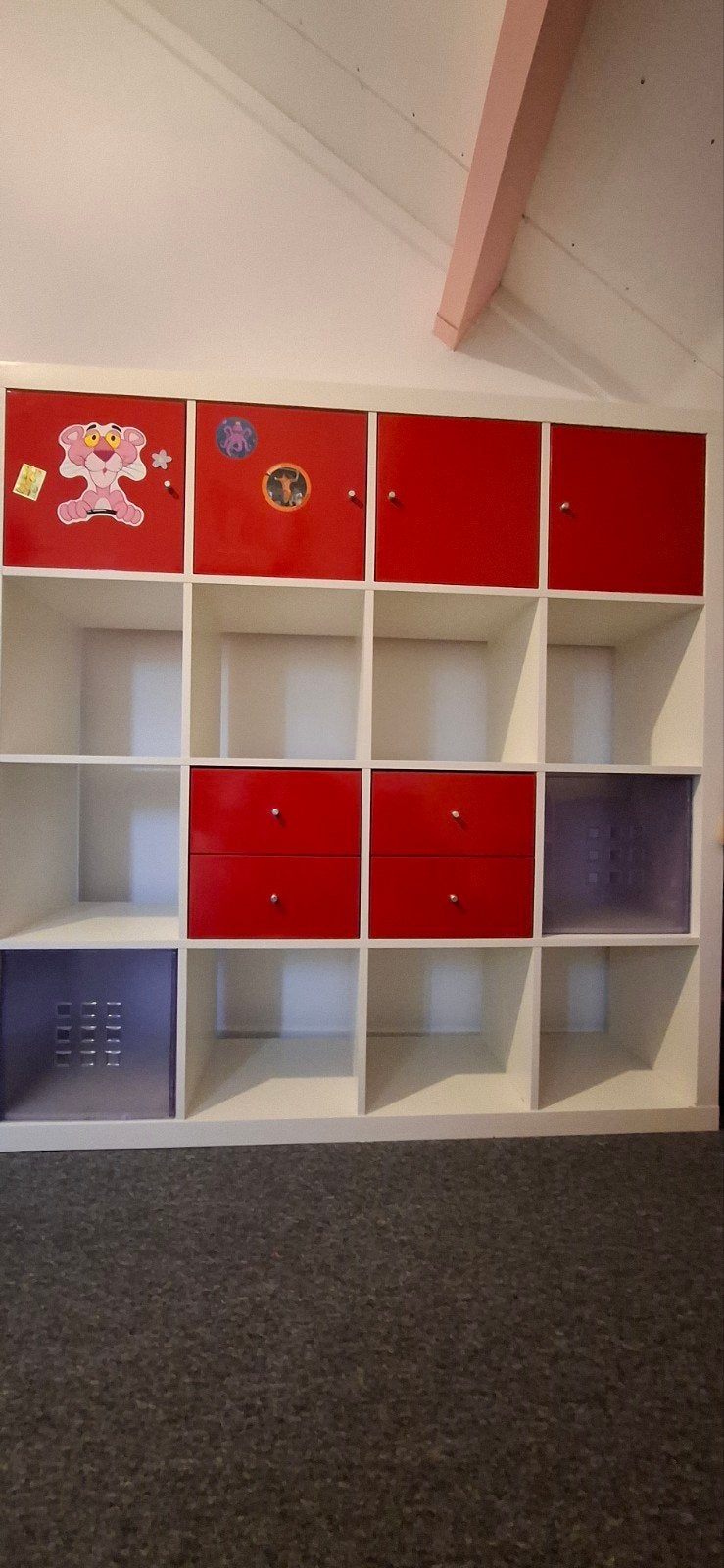 Kallax kast met rode deurtjes en lades, Ophalen, Overige materialen, Gebruikt, 100 tot 150 cm