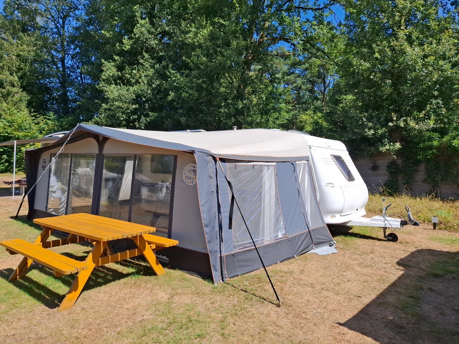 Hobby Excellent caravan uit 2007 met ruime voortent, Caravans en Kamperen, Vast bed, Hobby, Particulier, Rondzit