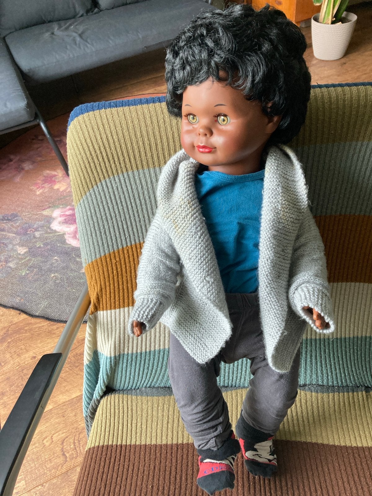 Babypop 70 cm met bruin haar en donkere huidskleur, Ophalen of Verzenden, Gebruikt, Babypop
