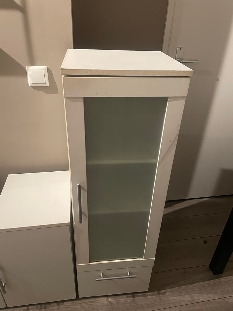 Witte badkamerkast met glazen deur, Huis en Inrichting, Badkamer | Badkamermeubels, (Half)hoge kast, Minder dan 50 cm, Gebruikt