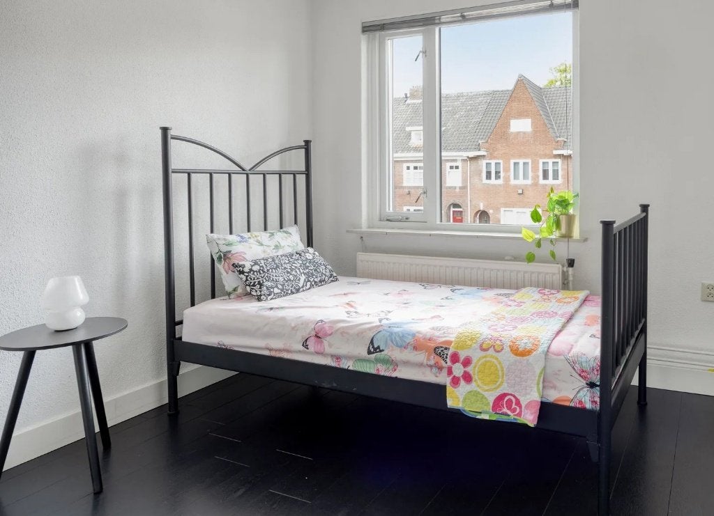 Single bed – easy to assemble – good condition, Huis en Inrichting, Tweepersoons, Zo goed als nieuw, Hout, 140 cm