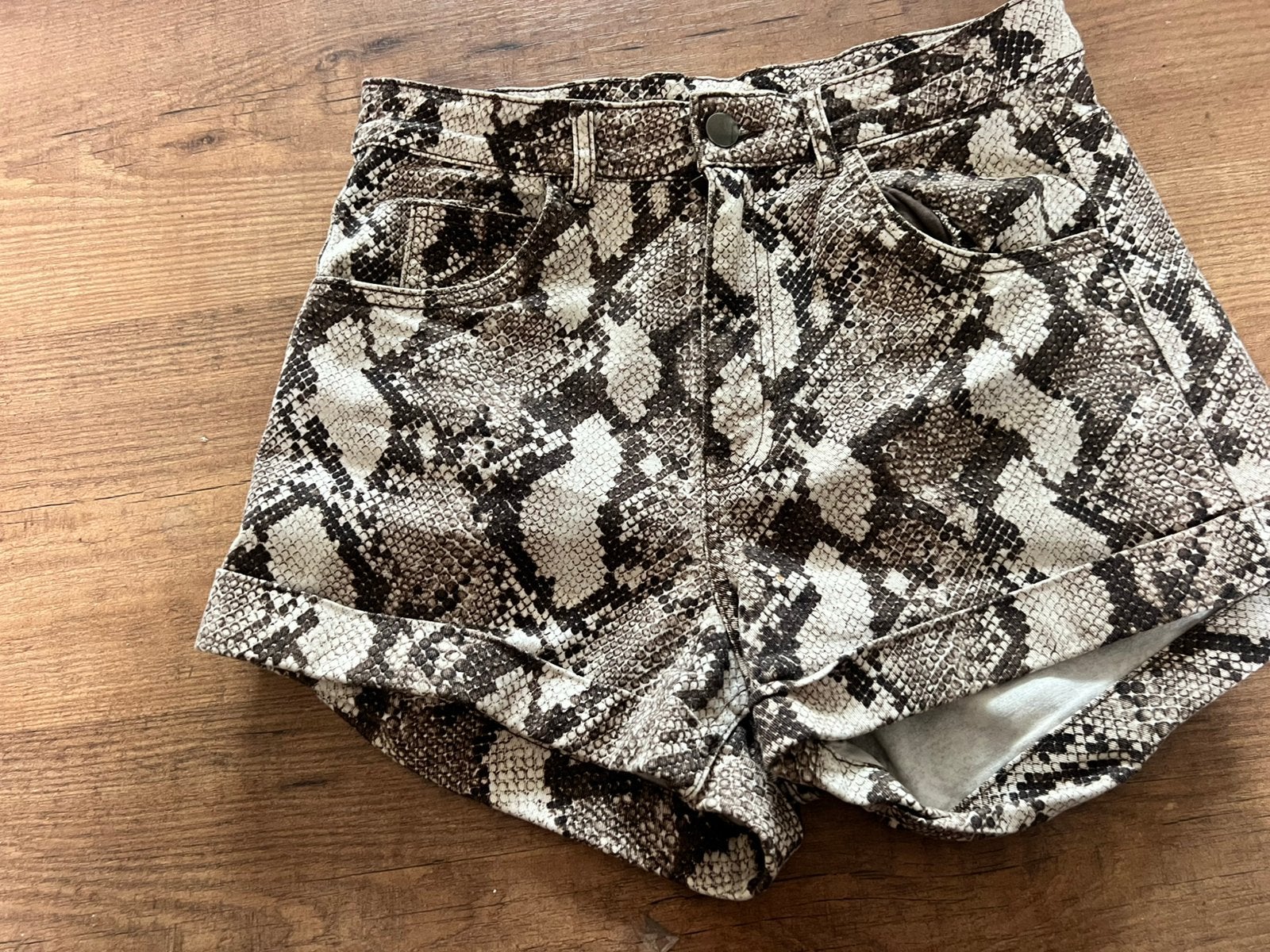 Slangen print shortje, Ophalen of Verzenden, Zo goed als nieuw, Maat 38/40 (M), Lang