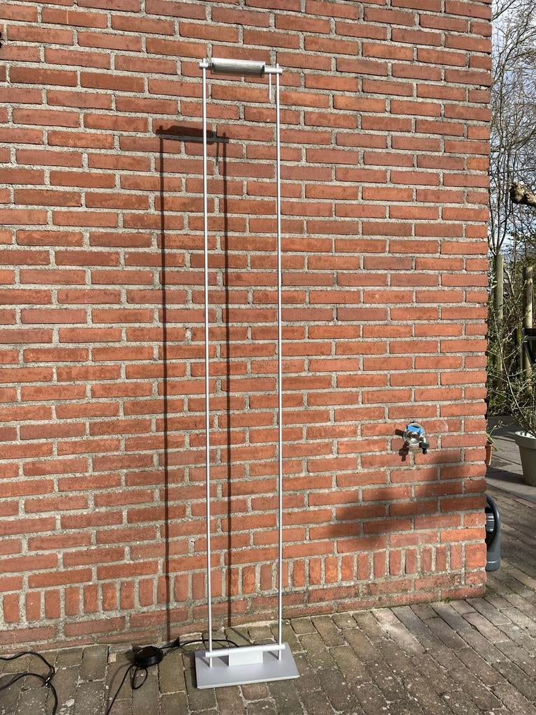 Design vloerlamp Logo, Huis en Inrichting, Lampen | Vloerlampen, Ophalen, Gebruikt, Metaal, 150 tot 200 cm