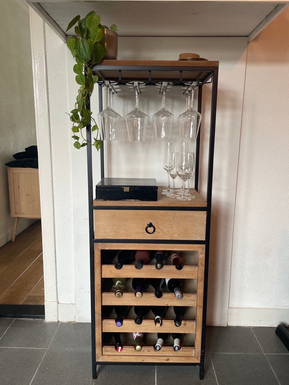 Wijnrek met glashouders en lade - Industrieel design, Huis en Inrichting, Woonaccessoires | Wijnrekken, Ophalen, Zo goed als nieuw