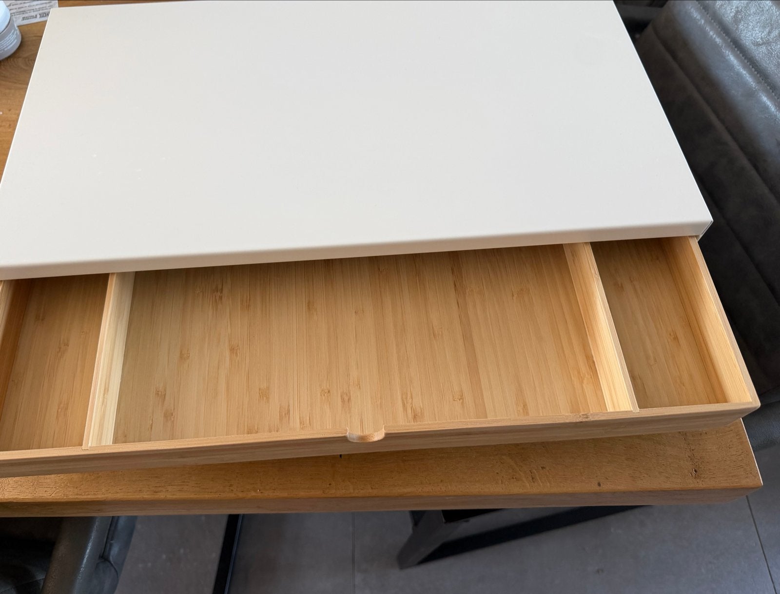 IKEA Monitorstandaard met lade, wit/bamboe (Nieuw in doos), Ophalen, Zo goed als nieuw, IKEA, Computerbureau