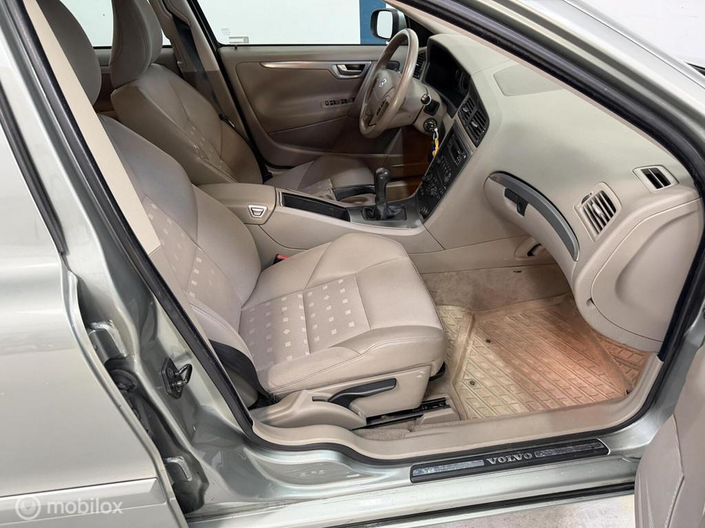 Volvo V70 2.4 Momentum, Auto's, Volvo, Voorwielaandrijving, Geïmporteerd, 750 kg, 5 cilinders