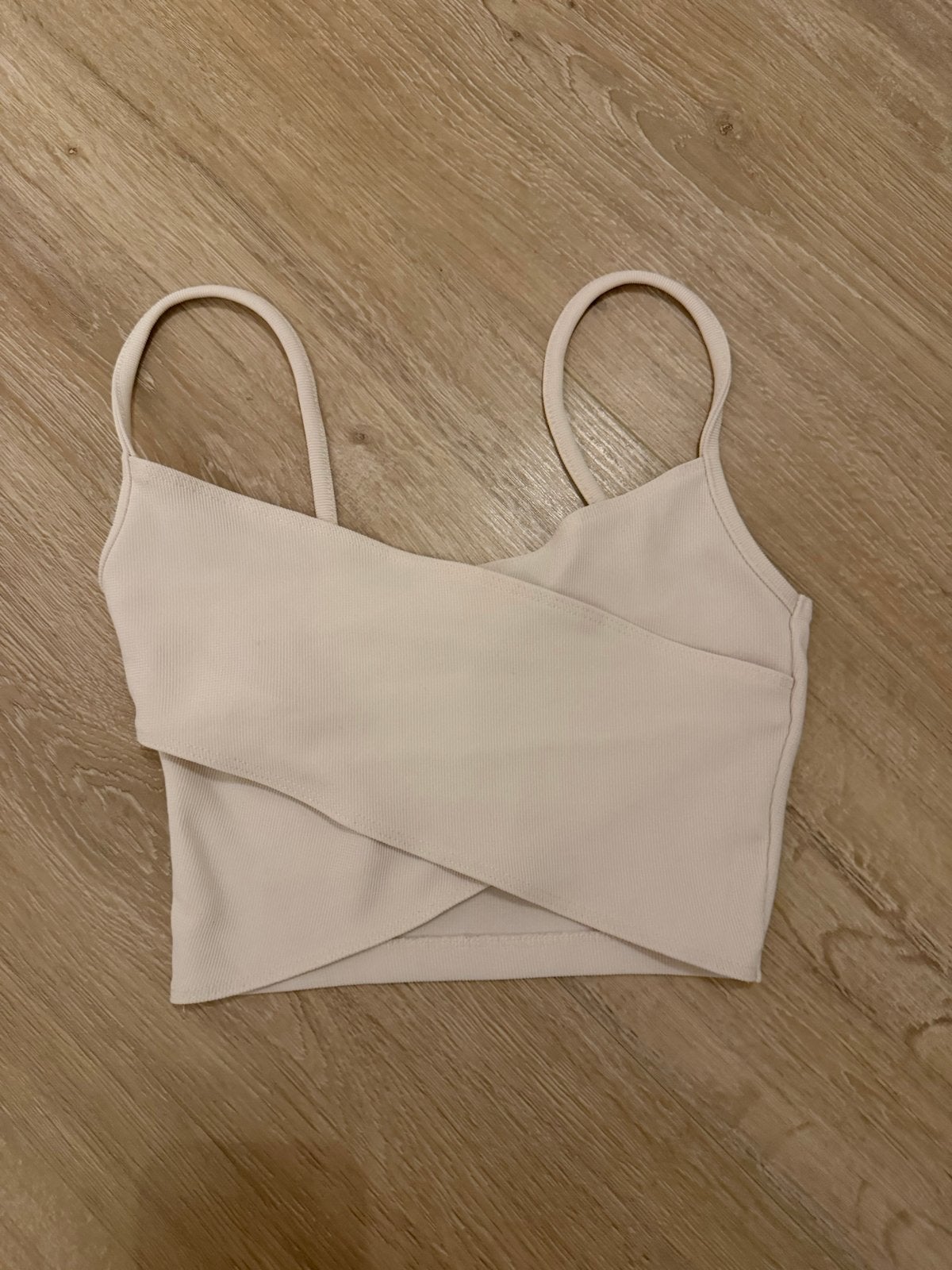 Stradivarius Criss-Cross Crop Top - Zo goed als nieuw, Kleding | Dames, Tops, Beige, Ophalen of Verzenden, Zo goed als nieuw, Zonder mouw