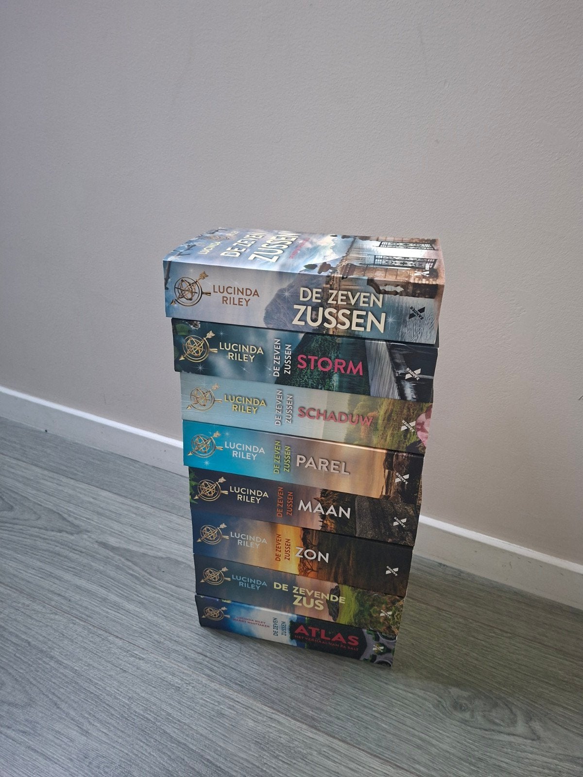 De Zeven Zussen serie - Lucinda Riley (complete set), Boeken, Ophalen of Verzenden, Zo goed als nieuw, Lucinda Riley, Nederland