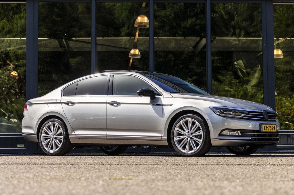 Volkswagen Passat 1.4 TSI Highline Business R (bj 2015), Auto's, Gebruikt, 4 cilinders, Leder, 690 kg