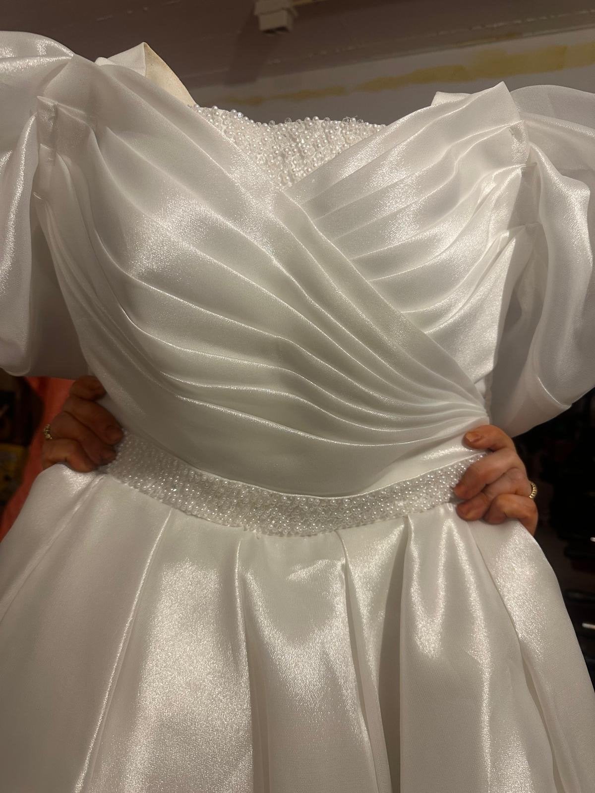 Elegante Trouwjurk met Pofmouwen en Kralen, Ophalen of Verzenden, Zo goed als nieuw, Wit, Trouwjurk