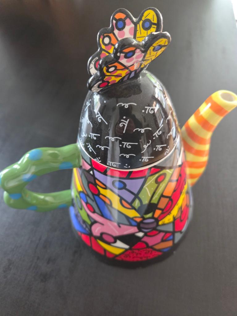 Romero Britto Theepot Vlinder Design - Kleurrijk & Uniek, Antiek en Kunst, Ophalen of Verzenden