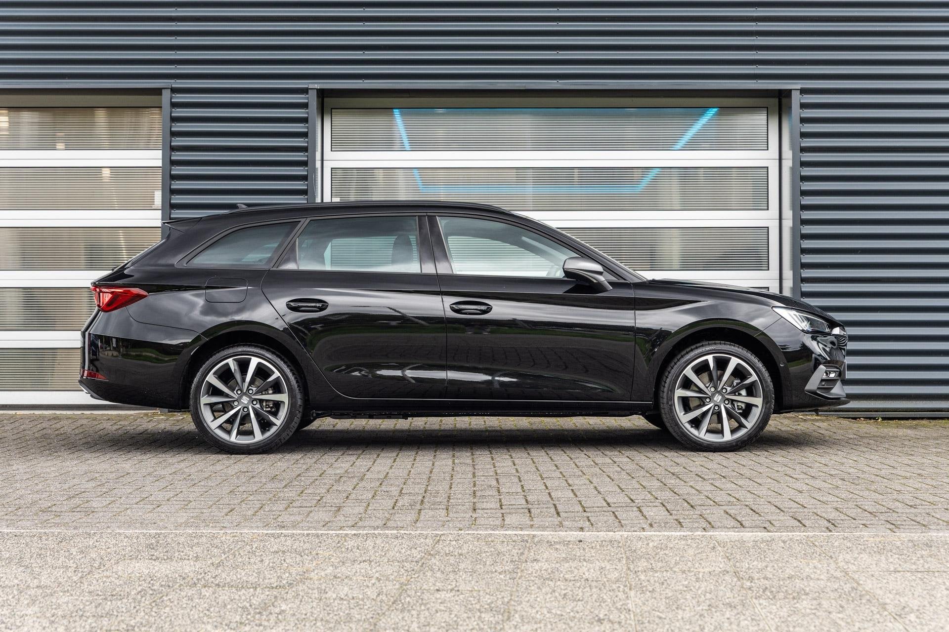 SEAT Leon Sportstourer 1.5 TSI 204pk e-Hybrid FR Business |, Auto's, 12 maanden, 4 cilinders, Alcantara, Nieuw