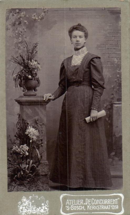 CDV- Atelier de Concurrent -Kerkstraat - Den Bosch, Gebruikt, Foto, Klederdracht, Ophalen of Verzenden