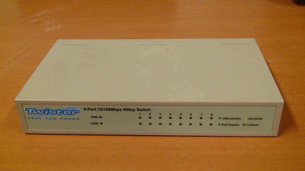 Te koop twister 8 port 10/100 switch, Computers en Software, Routers en Modems, Zo goed als nieuw, Ophalen of Verzenden
