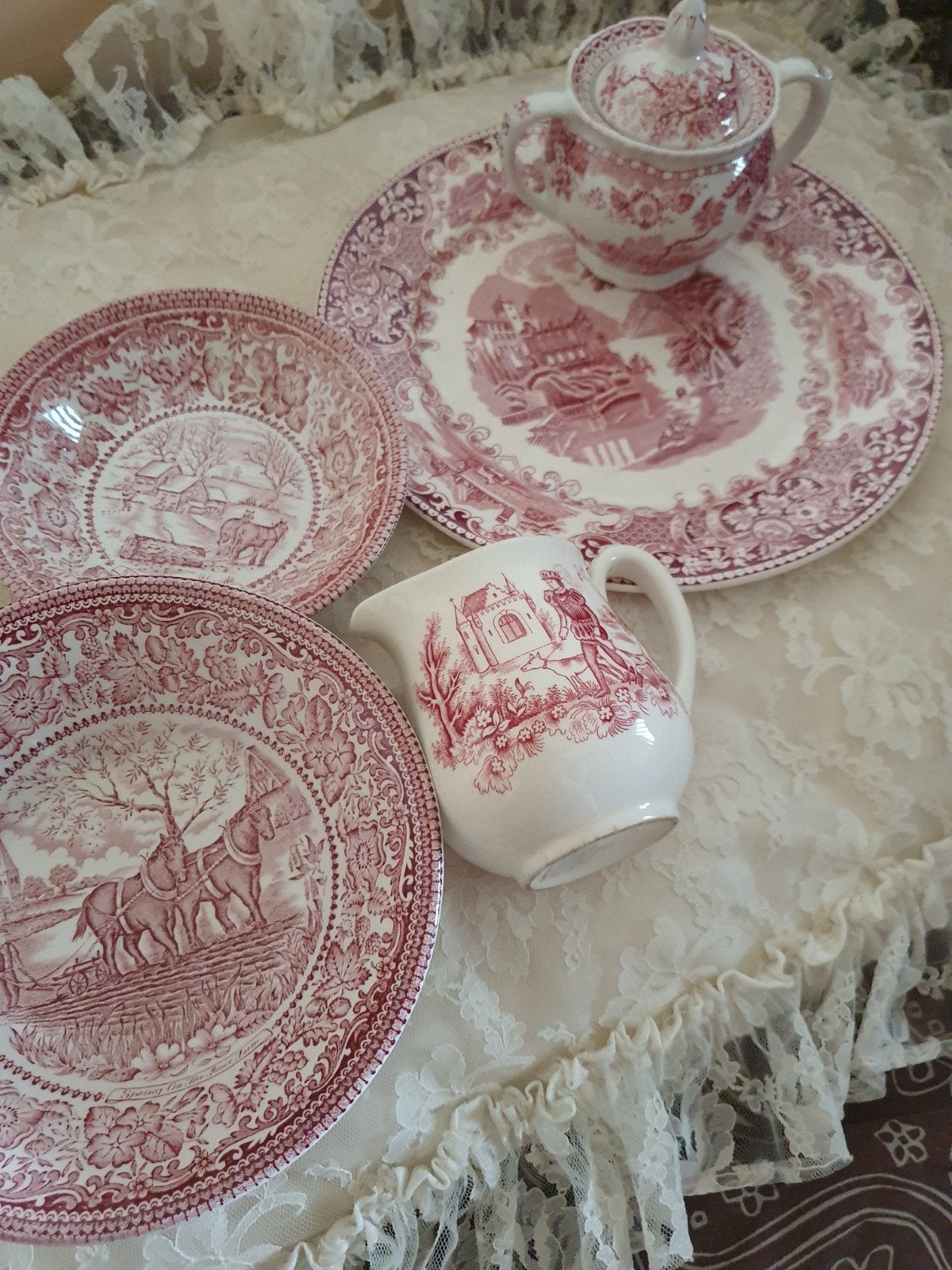 Antiek rood-wit servies met landelijke taferelen, Ophalen of Verzenden