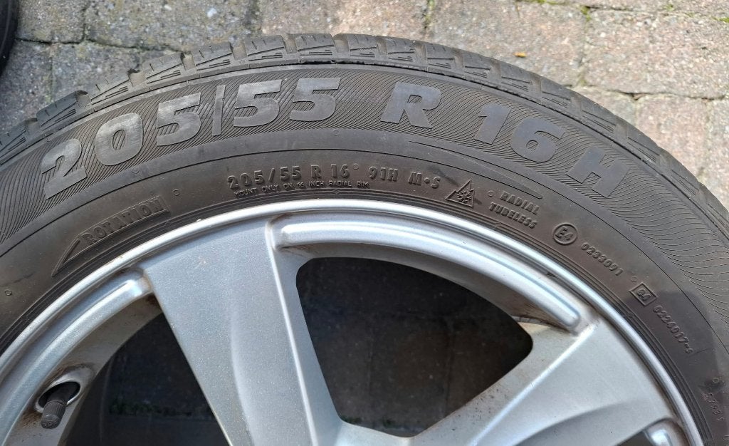 Volvo V40 Winterbanden + Velgen  205/55 16 inch, Auto-onderdelen, Ophalen, Gebruikt, 16 inch, Banden en Velgen